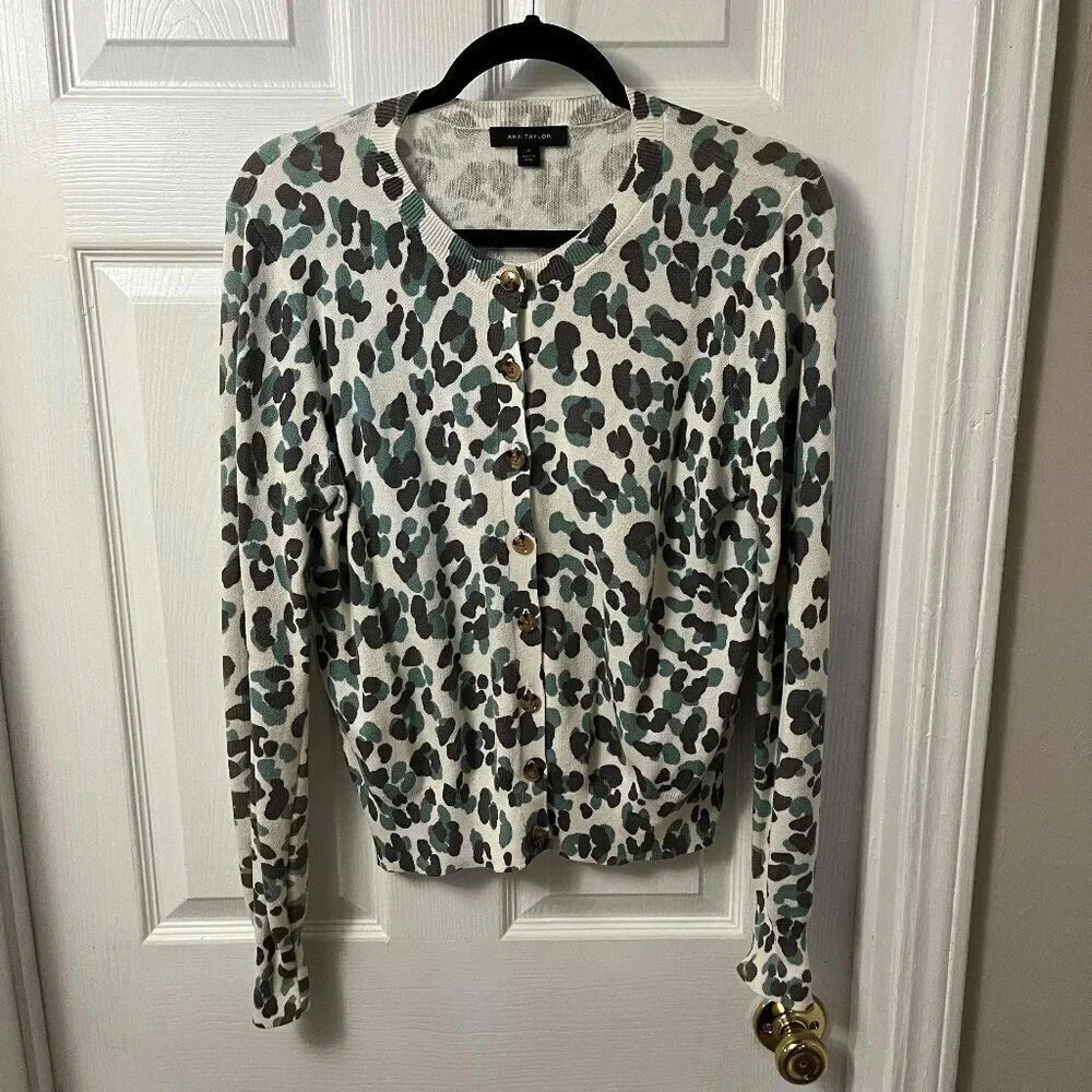 Women’s Ann Taylor Button Down Top Size Medium